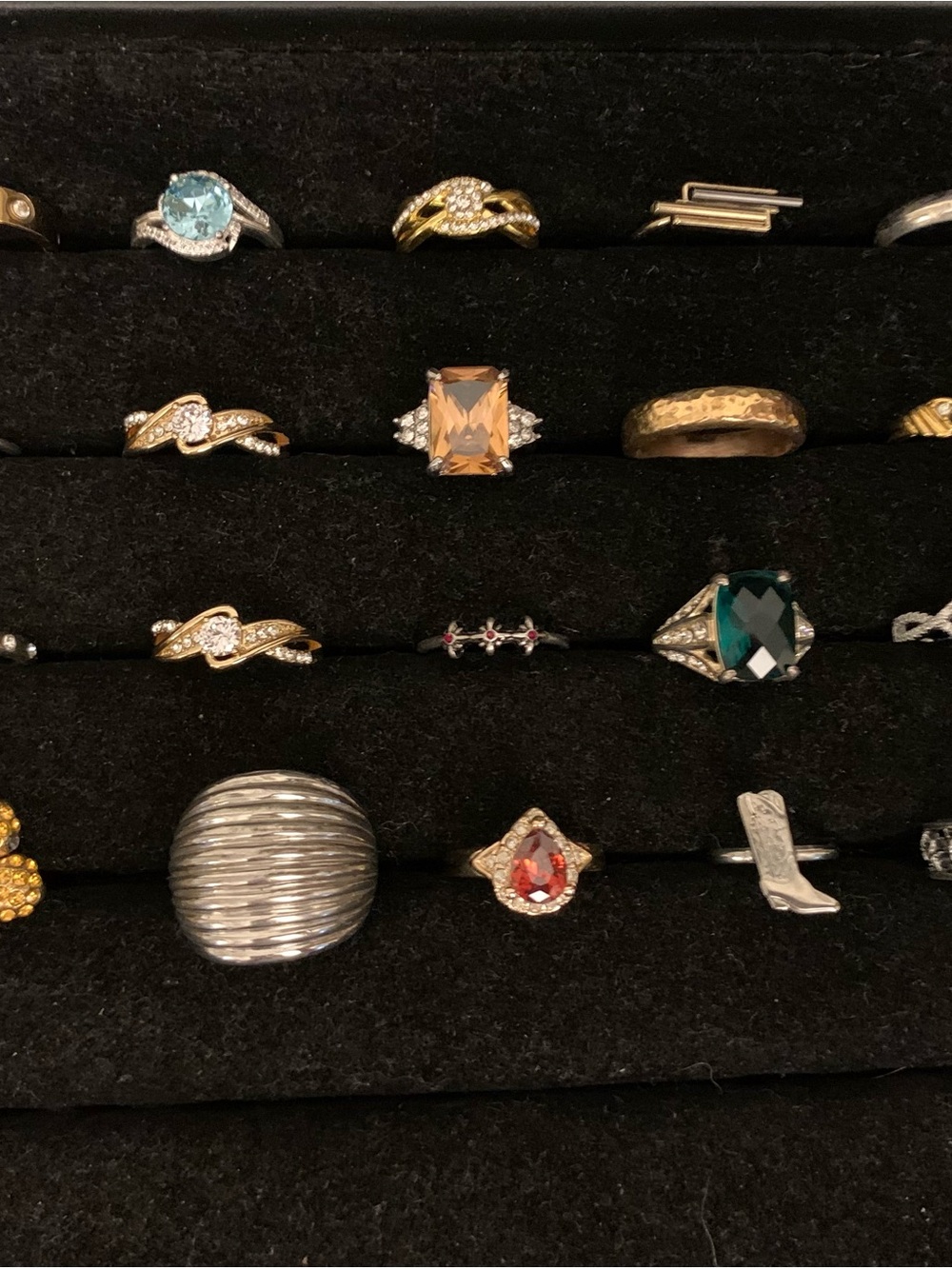 Ring Lot of 20 PC.Silver & Gold Tone Mixed Sizes.selling as a Lot.